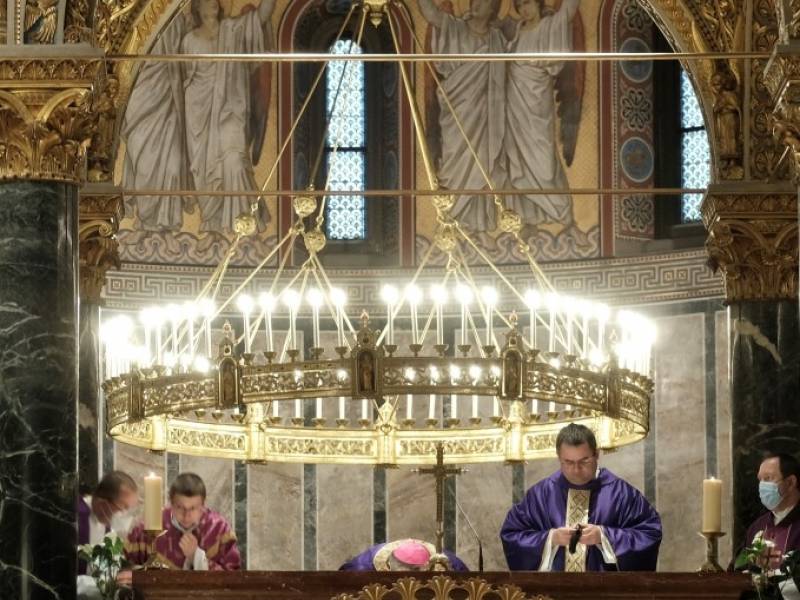 Elhunyt püspökök miséje (1).JPG